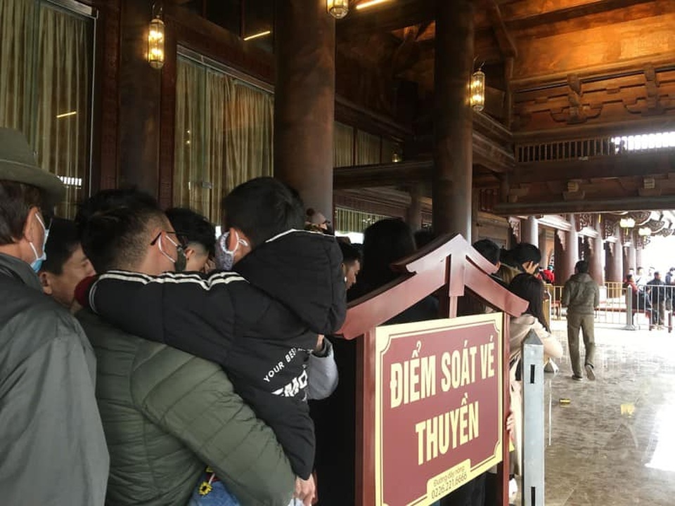 Biển người nườm nượp đổ về ngôi chùa lớn nhất thế giới ở Hà Nam - 7 Biển người nườm nượp đổ về ngôi chùa lớn nhất thế giới ở Hà Nam - 7