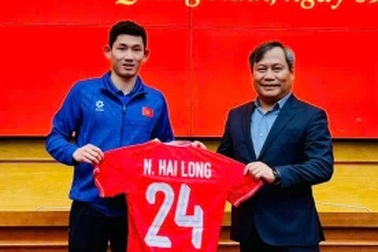Tiền vệ Hai Long nhận gần 500 triệu đồng khen thưởng từ tỉnh Quảng Ninh