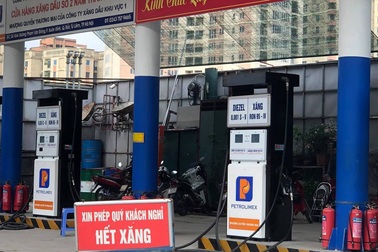 Trước giờ tăng giá, khách mua xăng tăng mạnh, cửa hàng treo biển báo hết