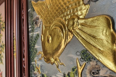 Bị “hét” gần 30 triệu đồng cặp tranh gốm cá chép vàng, mua hàng online nửa giá