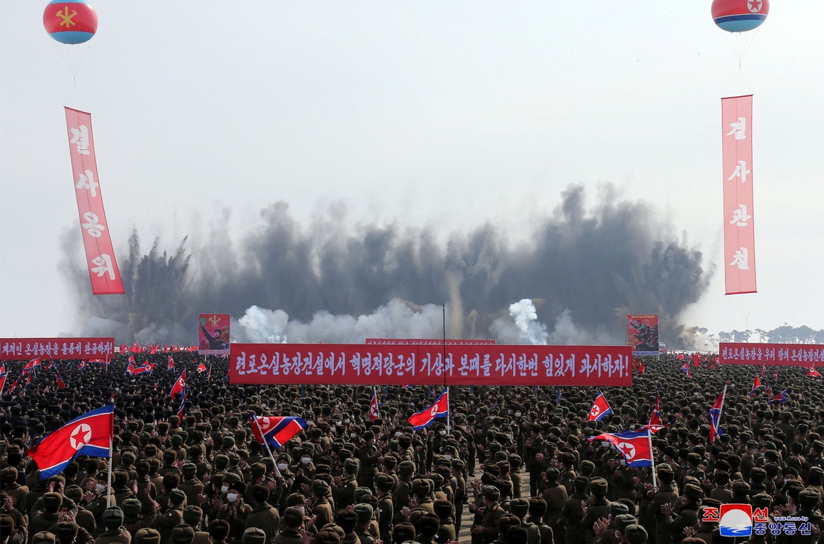Biển người Triều Tiên vây quanh xe chở ông Kim Jong-un - 6 Biển người Triều Tiên vây quanh xe chở ông Kim Jong-un - 6