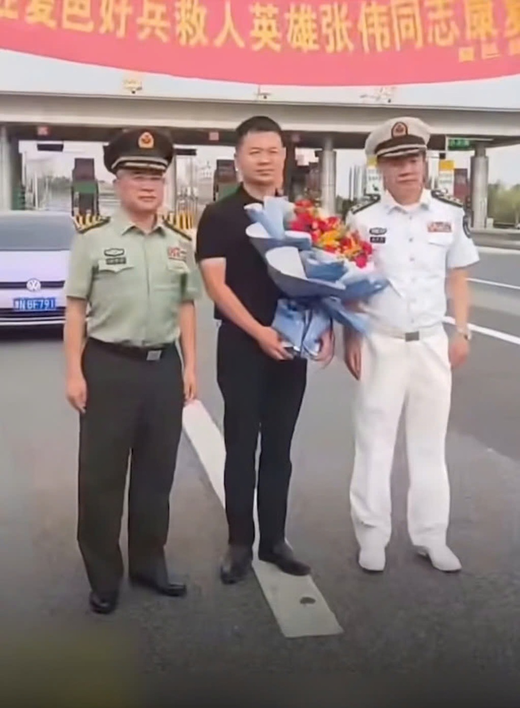 Trung Quốc: Chàng trai cứu 5 người đuối nước, quỳ xuống xin mẹ tha thứ - 3 Trung Quốc: Chàng trai cứu 5 người đuối nước, quỳ xuống xin mẹ tha thứ - 3