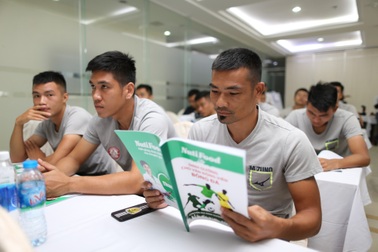 Phi Sơn cùng đồng đội được bác sĩ NutiFood tư vấn dinh dưỡng