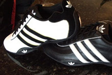 Adidas lại thắng kiện bảo vệ thiết kế 3 kẻ sọc 