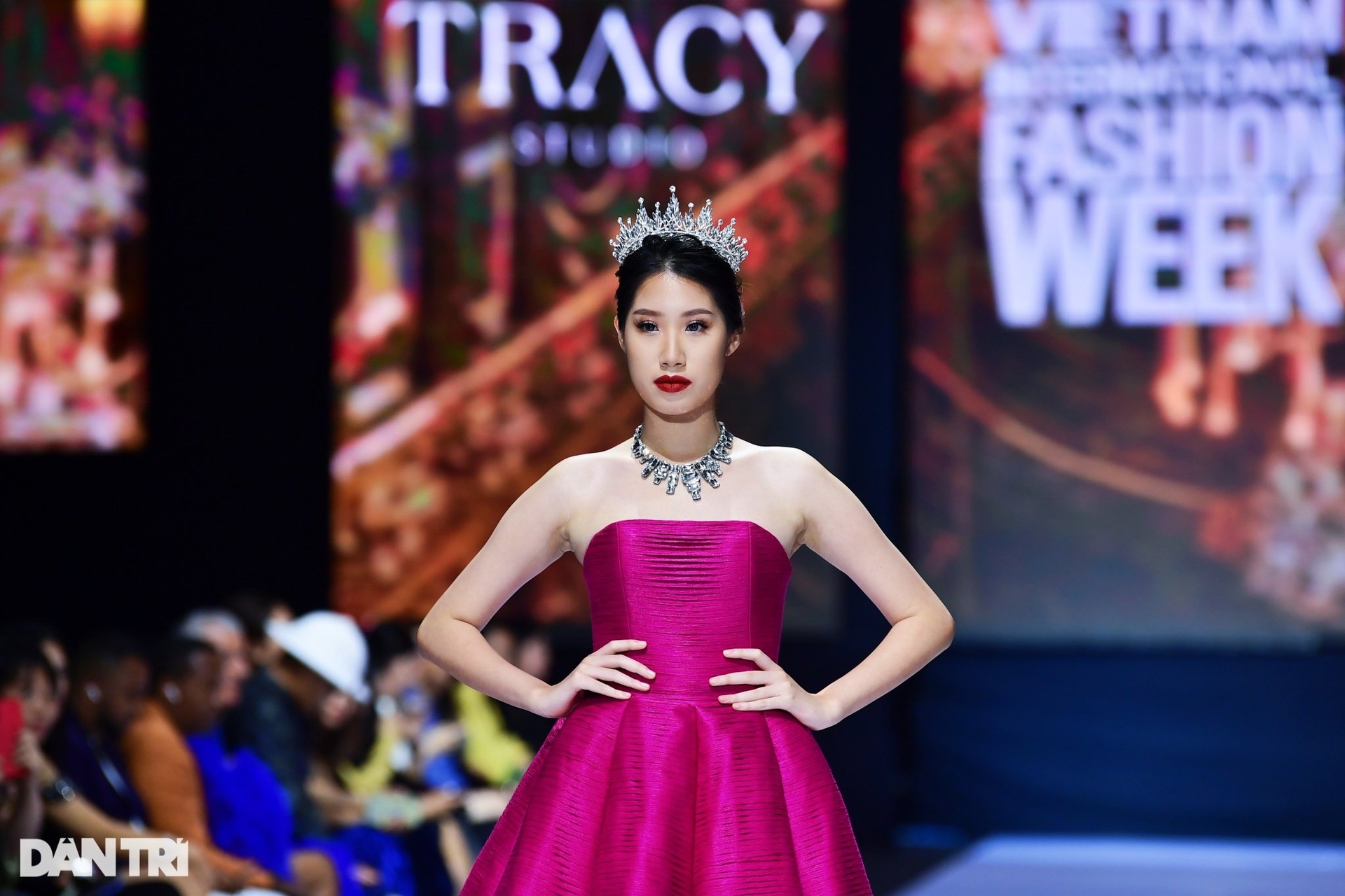 Mãn nhãn trước những thiết kế váy hoàng hậu của nhà mốt Việt - 7 Mãn nhãn trước những thiết kế váy hoàng hậu của nhà mốt Việt - 7