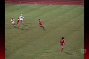 Tài đánh hơi bàn thắng siêu việt của Muller