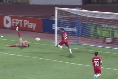 Tình huống cầu thủ Công An Hà Nội bị phạm lỗi trong vòng cấm