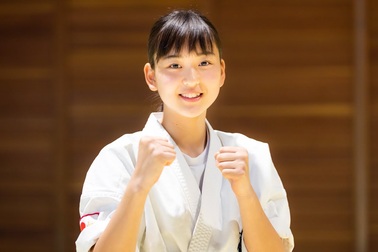 Cô gái xinh như thiên thần, đứng vững trước hàng loạt cú đấm liên tiếp