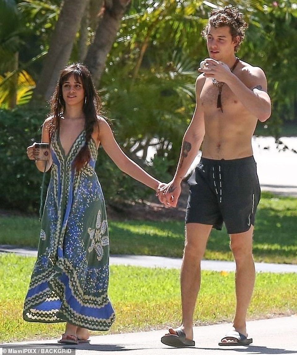 Camila Cabello tình tứ hôn Shawn Mendes - 3 Camila Cabello tình tứ hôn Shawn Mendes - 3