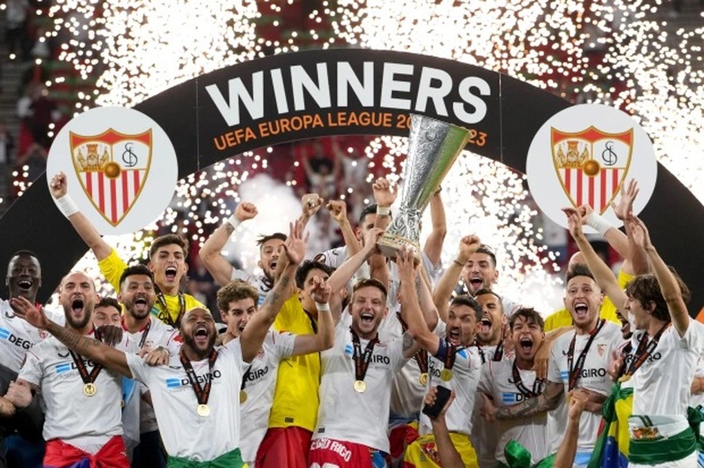 Thua trận cay đắng, HLV Mourinho ném huy chương lên khán đài - 1 Thua trận cay đắng, HLV Mourinho ném huy chương lên khán đài - 1