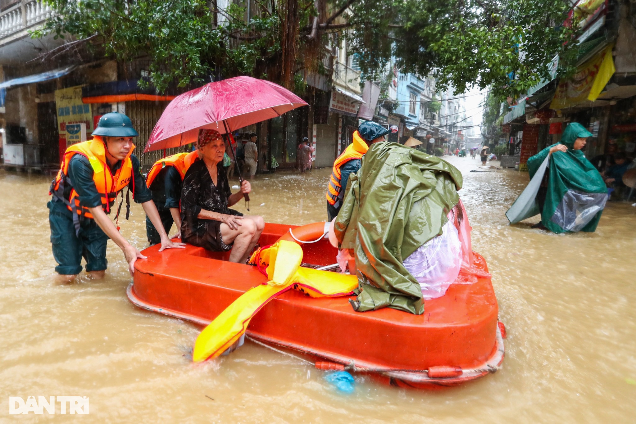 View - Nước sông Hồng vượt báo động 2, người dân ven đê vội vã sơ tán khẩn cấp | Báo Dân trí