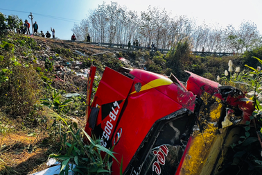 Hiện trường vụ xe khách chở hơn 30 người lao xuống vực ở Kon Tum