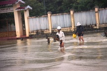 Bình Định: 2 học sinh bị lũ cuốn trôi trên đường đi học về