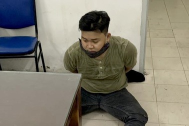 Dân quân tự vệ truy đuổi kẻ cướp giật điện thoại ở TPHCM