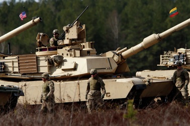 Mỹ điều xe tăng tới sát biên giới Nga để tập trận
