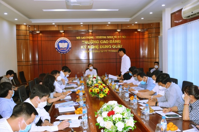 Ths-Lê Thành Nam-Quyền Hiệu trưởng Trường Cao đẳng Kỹ nghệ Dung Quất báo cáo với đoàn công tác của bộ