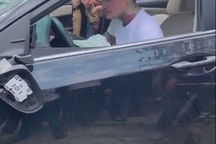 Tài xế ôm vô lăng nhún nhảy sau khi gây tai nạn liên hoàn có quốc tịch Mỹ