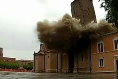 Tháp chuông 105 tuổi bị đánh sập trong tích tắc