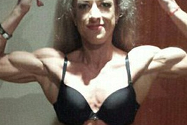 Cô gái trẻ ham tập thể hình đến bạc trắng đầu