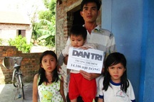 Nhà có 3 chị em vẹo cột sống nhận quà nhân ái