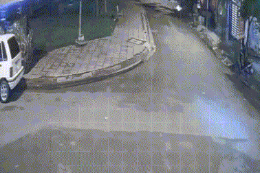 Nam thanh niên rời khỏi hiện trường sau vụ tai nạn ở TPHCM