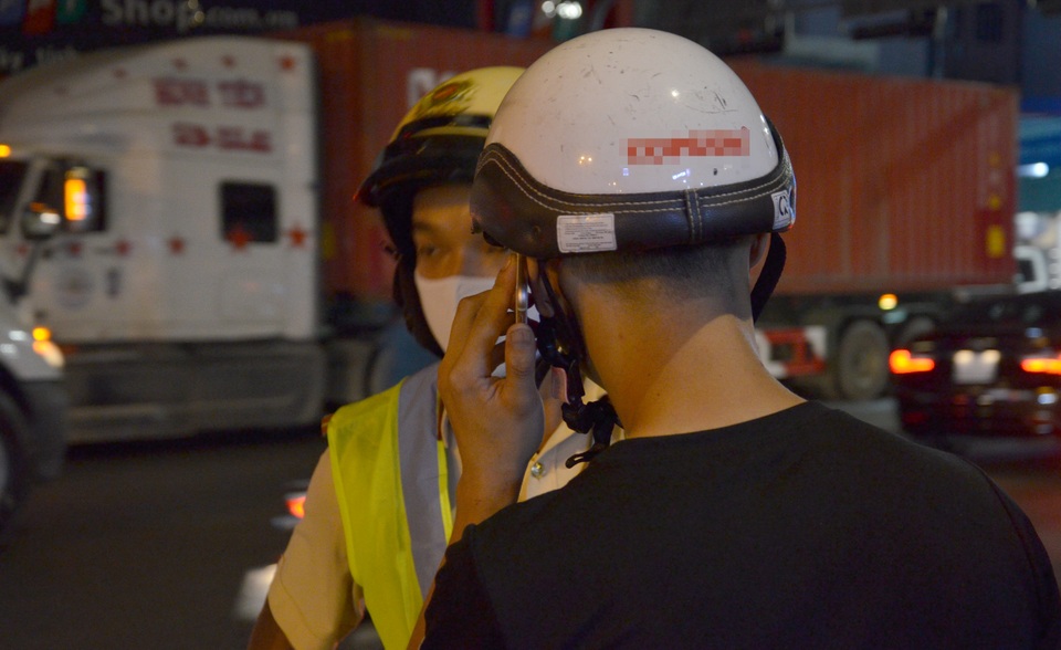 Tài xế xin CSGT... phạt luôn, không cần đo nồng độ cồn - 3 Tài xế xin CSGT... phạt luôn, không cần đo nồng độ cồn - 3