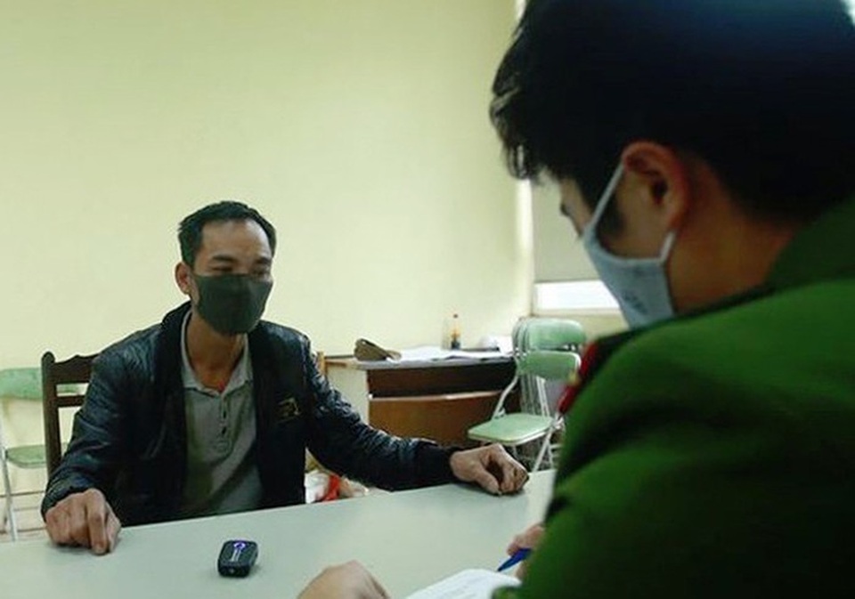 Khởi tố “thương nhân” lén lút vứt hơn 3 tấn dầu thải ra sông Hồng - 1 Khởi tố “thương nhân” lén lút vứt hơn 3 tấn dầu thải ra sông Hồng - 1