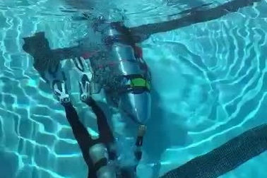 Tàu ngầm dạng mini được Elon Musk thử nghiệm tại một bể bơi tại Los Angeles, Mỹ, dự kiến sẽ sớm góp mặt tại Thái Lan để cứu trợ các em nhỏ.