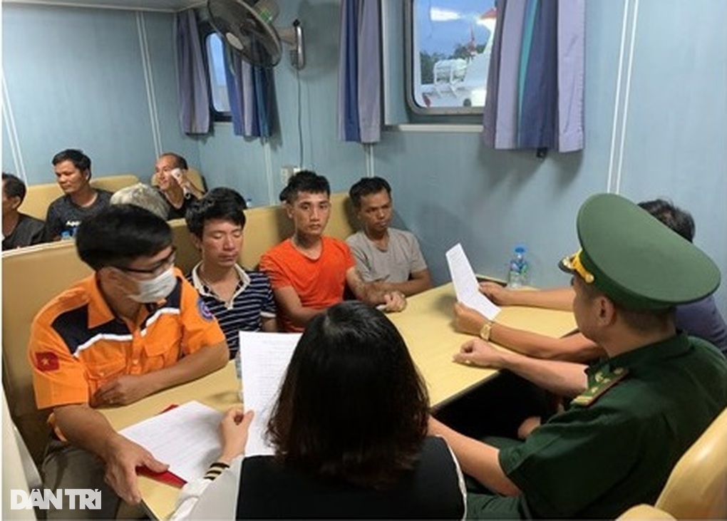 Tàu chở 1.800 tấn đá chìm trên biển, 10 người may mắn thoát nạn - 3 Tàu chở 1.800 tấn đá chìm trên biển, 10 người may mắn thoát nạn - 3