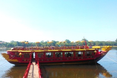 Khám phá Huế xưa trên “Ngự thuyền sông Hương”