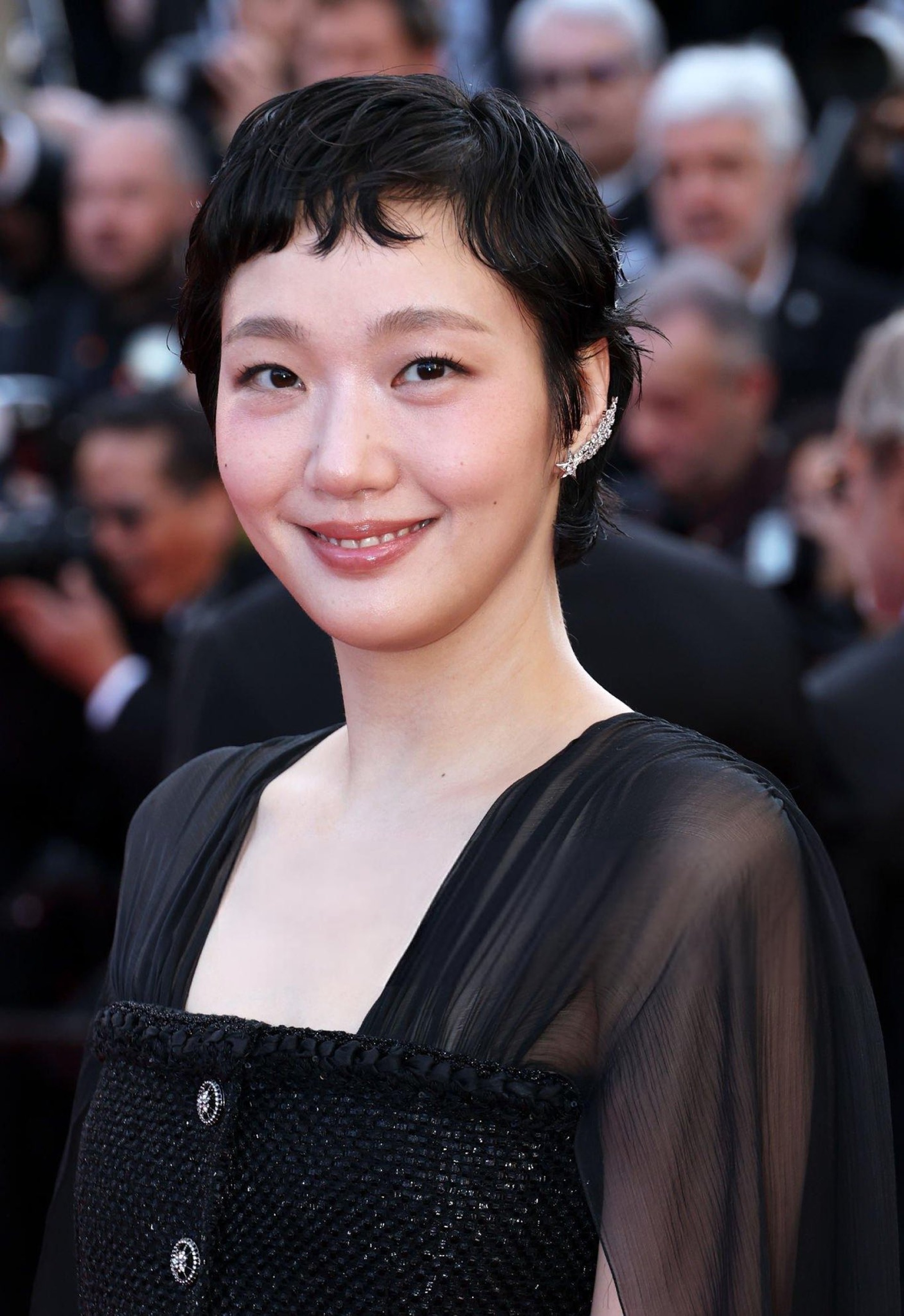 តារាអាស៊ីនៅទីក្រុង Cannes៖ ខ្លះត្រូវបានគេសរសើរ ខ្លះត្រូវបានទាត់ចោលលើកម្រាលព្រំក្រហម - ៩ Dàn sao châu Á tại Cannes: Người được tung hô, người bị đuổi khỏi thảm đỏ - 9