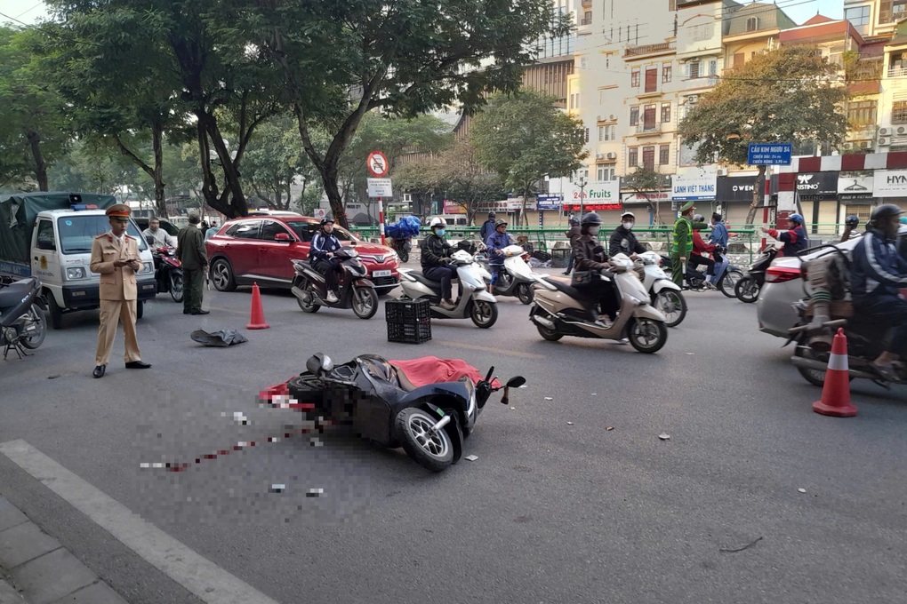 Nữ sinh viên tử nạn sau va chạm với xe khách trên phố Hà Nội - 1 Nữ sinh viên tử nạn sau va chạm với xe khách trên phố Hà Nội - 1