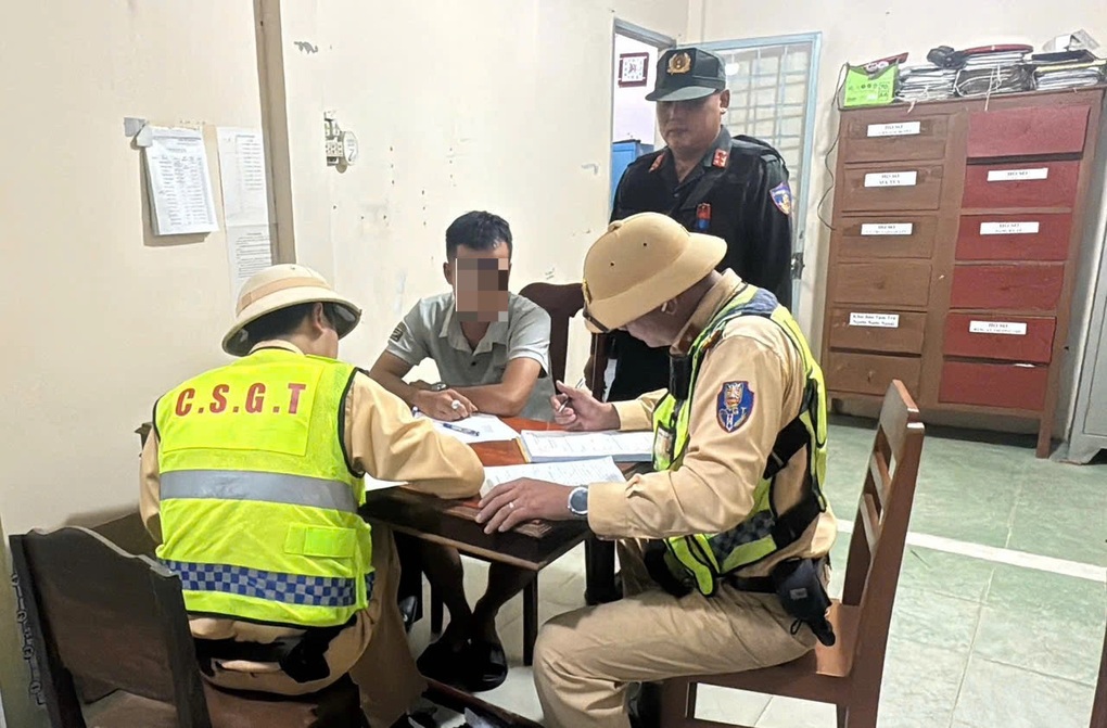 Dừng xe trên cao tốc Mỹ Thuận - Cần Thơ quay phim, nam tài xế bị xử phạt - 1 Dừng xe trên cao tốc Mỹ Thuận - Cần Thơ quay phim, nam tài xế bị xử phạt - 1