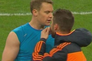 Ramos thanh toán sòng phẳng món nợ với Neuer