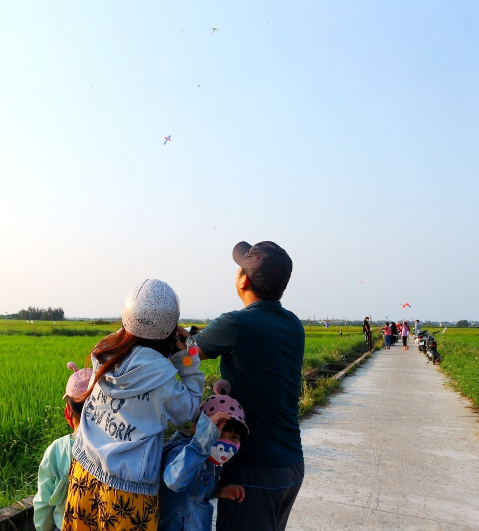Phụ huynh cùng học sinh ra đồng thả diều giữa dịch Covid-19 - 11 Phụ huynh cùng học sinh ra đồng thả diều giữa dịch Covid-19 - 11