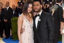 Khoảnh khắc ngọt ngào của Selena Gomez và tình mới