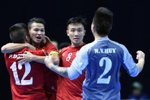 Tuyển thủ futsal Việt Nam vỡ òa trong nước mắt