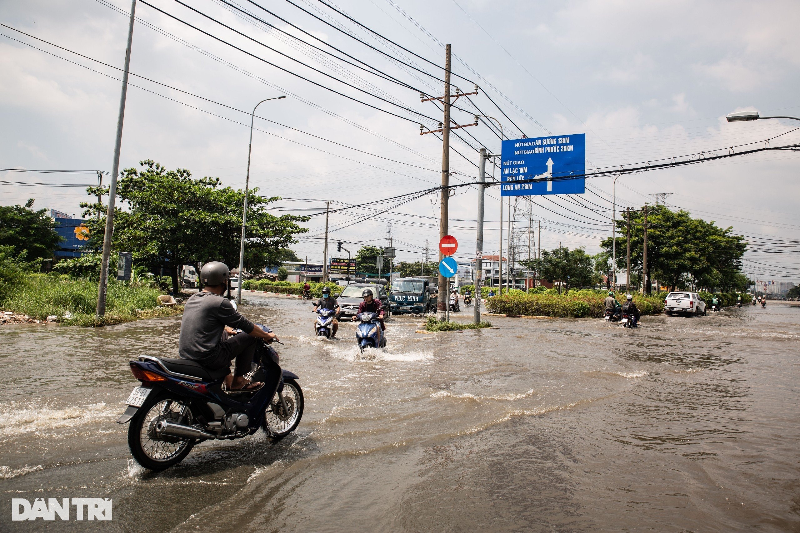 Nhiều tuyến đường ở TPHCM ngập như sông dù trời không mưa - 10