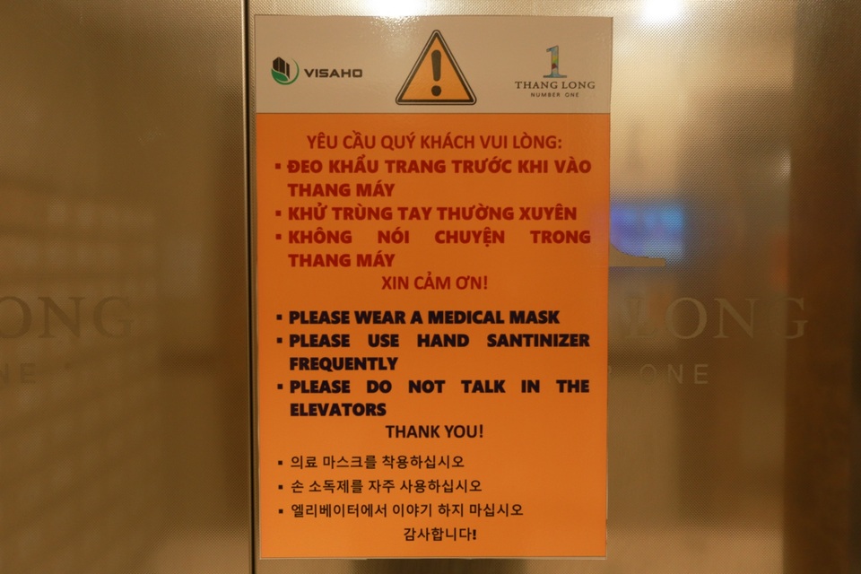 Dân Hà Nội nghĩ ra muôn kiểu bấm thang máy “độc, lạ” mùa dịch Covid-19 - 2 Dân Hà Nội nghĩ ra muôn kiểu bấm thang máy “độc, lạ” mùa dịch Covid-19 - 2