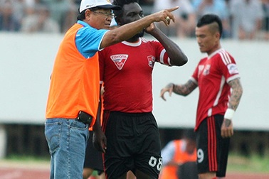 HLV Trần Bình Sự ám chỉ ĐT Long An giúp đội khác trụ hạng