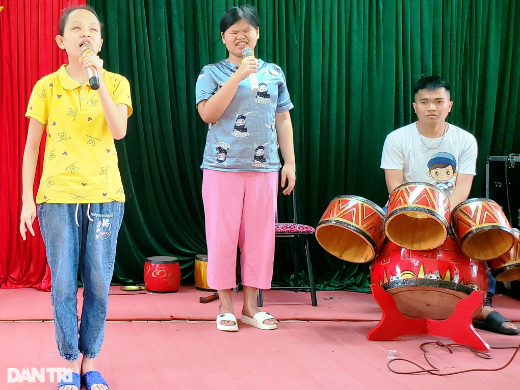 Chàng trai mù chơi thuần thục 4 loại nhạc cụ - 2 Chàng trai mù chơi thuần thục 4 loại nhạc cụ - 2