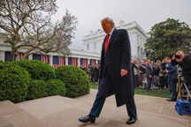 Ván cược chính trị của ông Trump khi tung đòn thuế quan với 180 đối tác