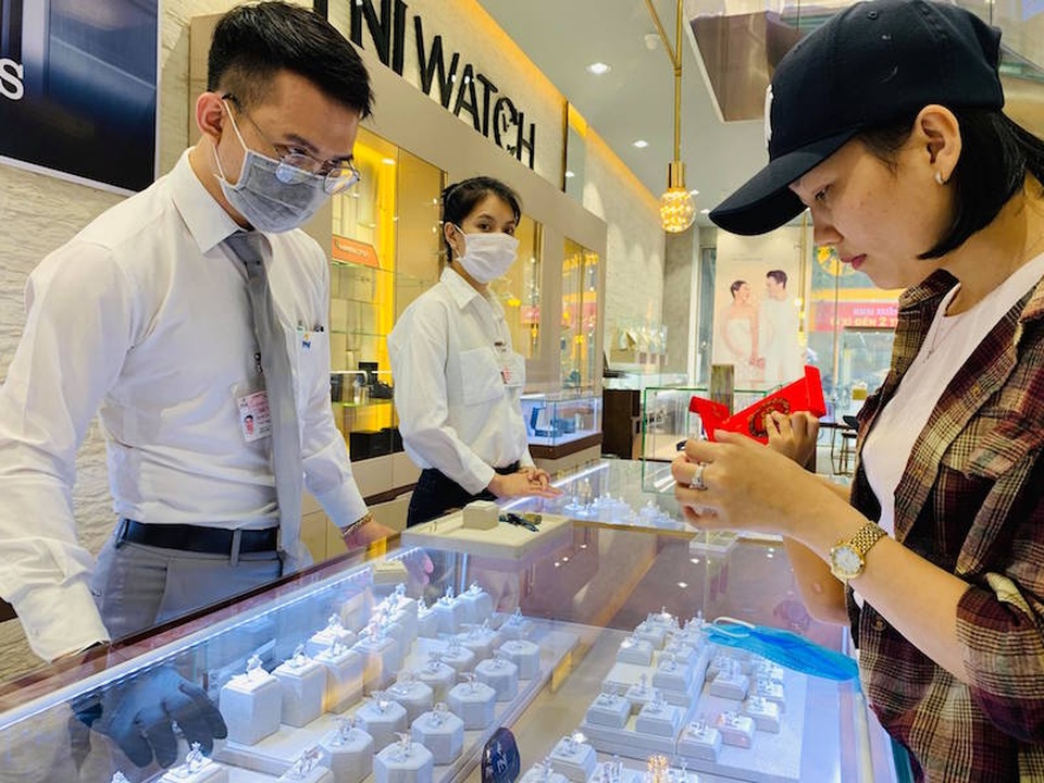 Ngại đông, sợ virus Corona, nhiều người mua vàng vía Thần Tài sớm, chuột vàng... hút khách - 1 Ngại đông, sợ virus Corona, nhiều người mua vàng vía Thần Tài sớm, chuột vàng... hút khách - 1