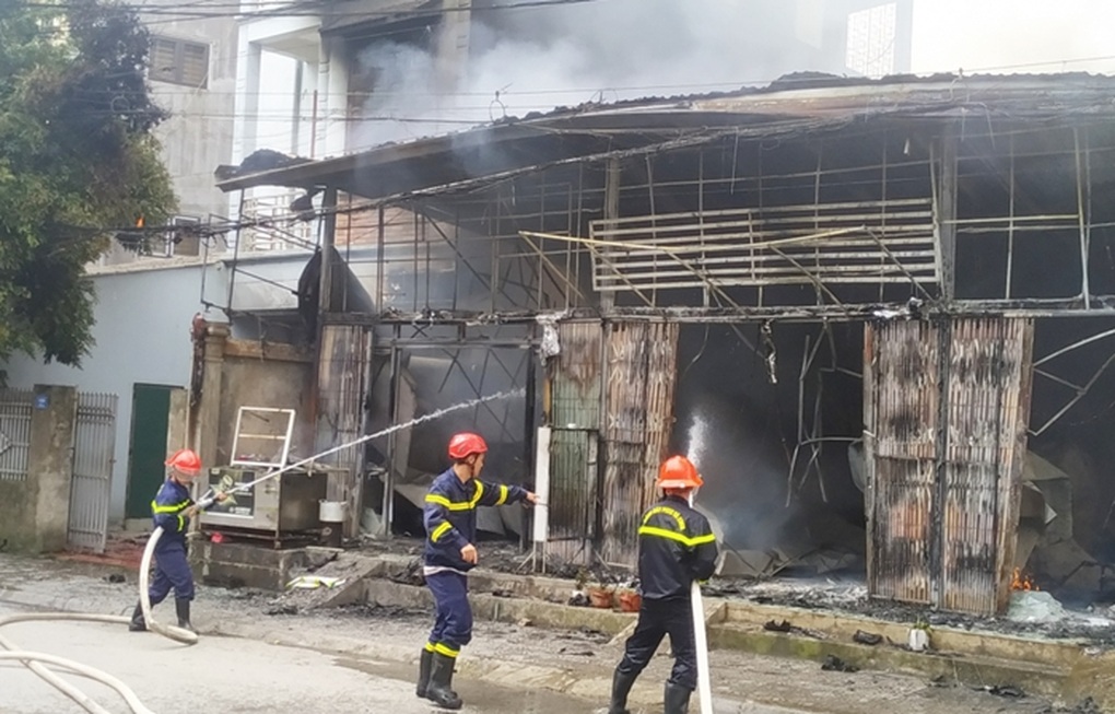 Ba cửa hàng ở Cao Bằng bốc cháy ngùn ngụt - 2 Ba cửa hàng ở Cao Bằng bốc cháy ngùn ngụt - 2