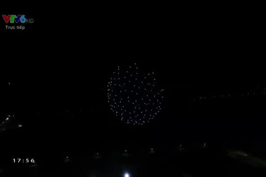 Khẩu hiệu "We Win As One" được xếp bằng ánh sáng trên sân khấu bế mạc SEA Games 30