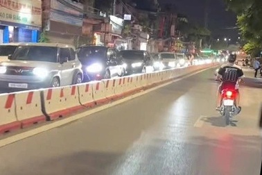 Vì sao đêm 16/8, đèn giao thông tại nhiều nút giao ở Hà Nội chỉ nháy vàng?