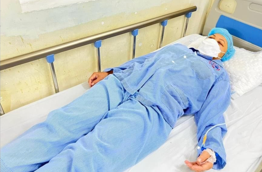 Invitó a un chamán a exorcizar porque pensó que su pariente estaba sufriendo una convulsión debido a que estaba poseído por un fantasma - 1 Mời thầy cúng đến trừ tà vì nghĩ người thân co giật do bị ma bắt - 1