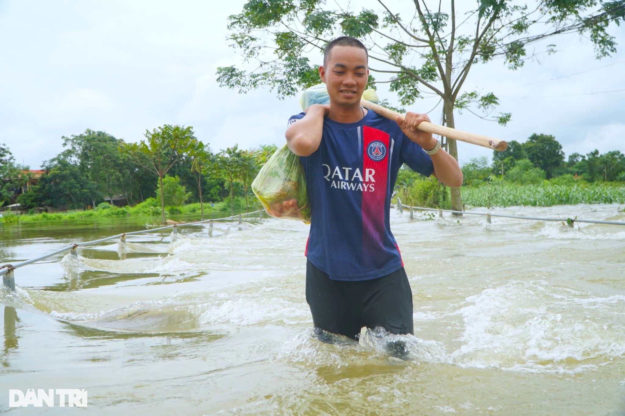 View - Làng cô lập trong nước lũ, dân dùng thuyền di chuyển, chế nhà phao chứa đồ | Báo Dân trí