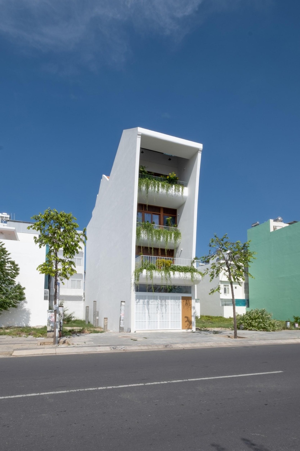 Tám khu vườn bậc thang ẩn trong ngôi nhà phố của gia đình ở Nha Trang - 1