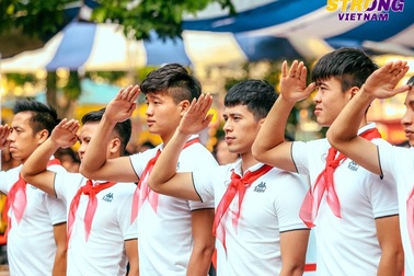 Quang Hải và cầu thủ Hà Nội chào cờ đầu tuần với học sinh trường THCS Nguyễn Trường Tộ